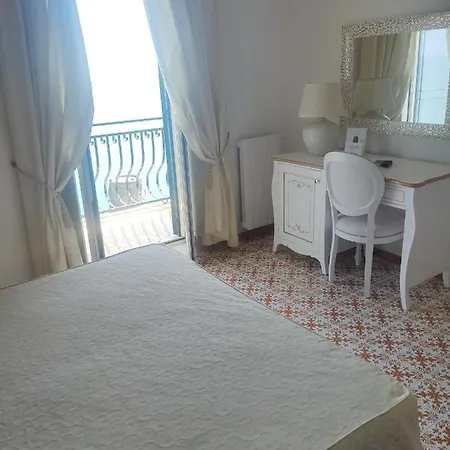 Отель La Perla 3*